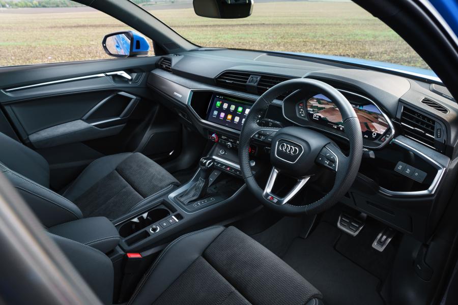 Интерьер Audi Q3 Sportback 45 TFSI Quattro S-Line 2019 года  (UK) (фото 20 из 40)